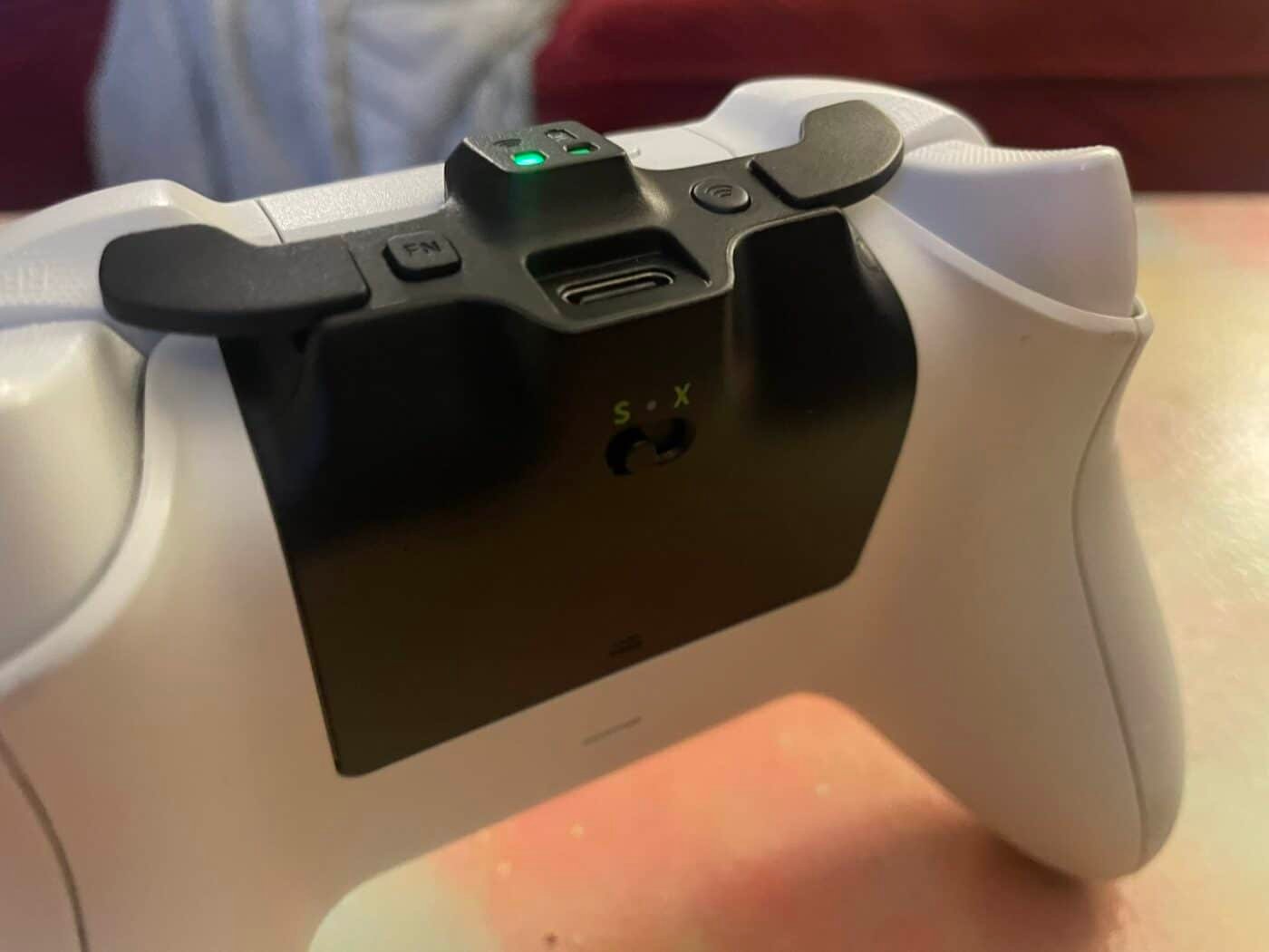 The retroflag xbox series controllers superpack has a toggle for switching connections.